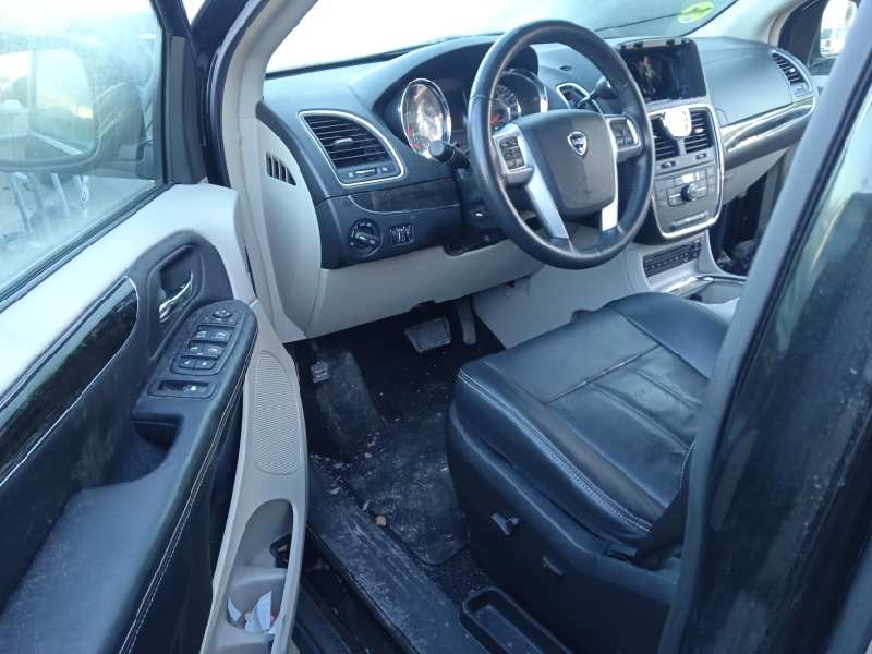 lancia voyager (404) del año 2012