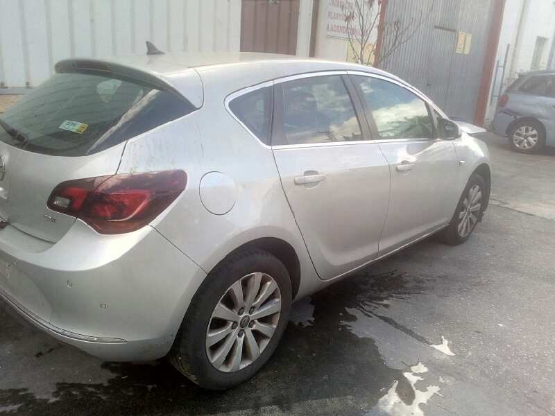 opel astra j gtc del año 2013