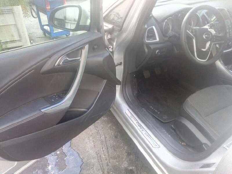 opel astra j gtc del año 2013