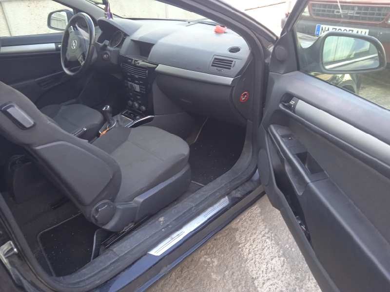 opel astra gtc del año 2010