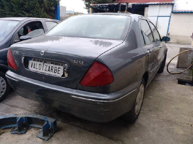 lancia lybra berlina del año 2001