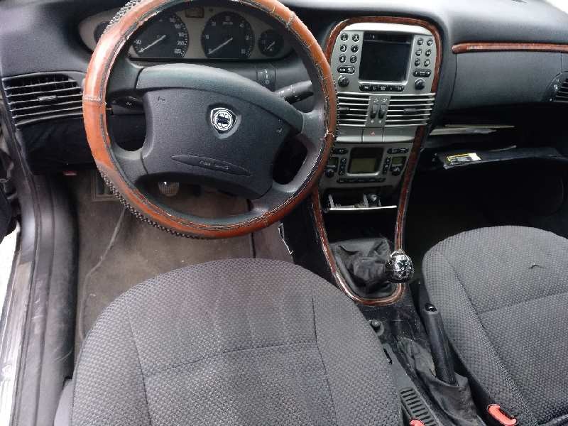 lancia lybra berlina del año 2001