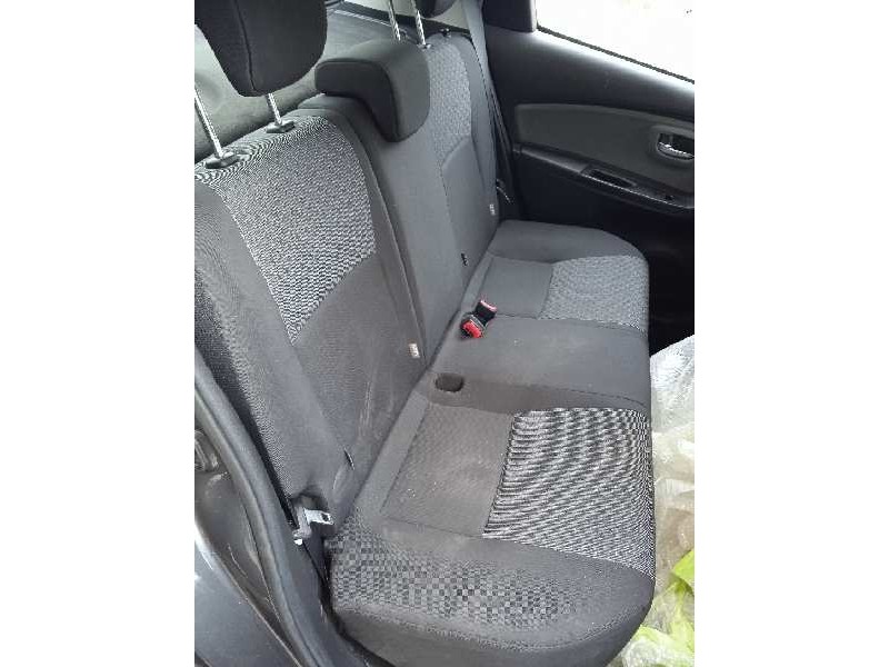 toyota yaris del año 2015