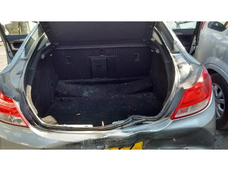 opel insignia berlina del año 2011