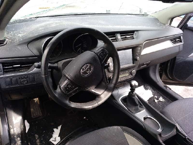 toyota avensis del año 2016