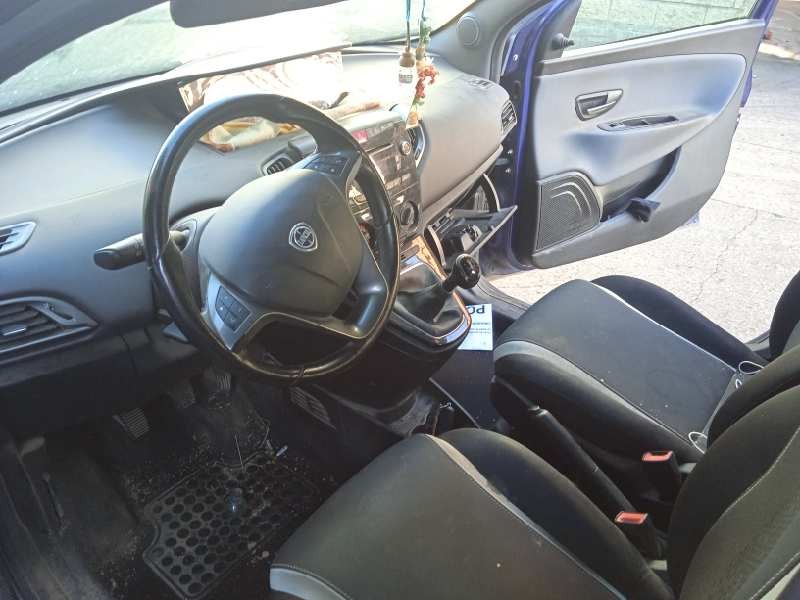 lancia ypsilon (402) del año 2015