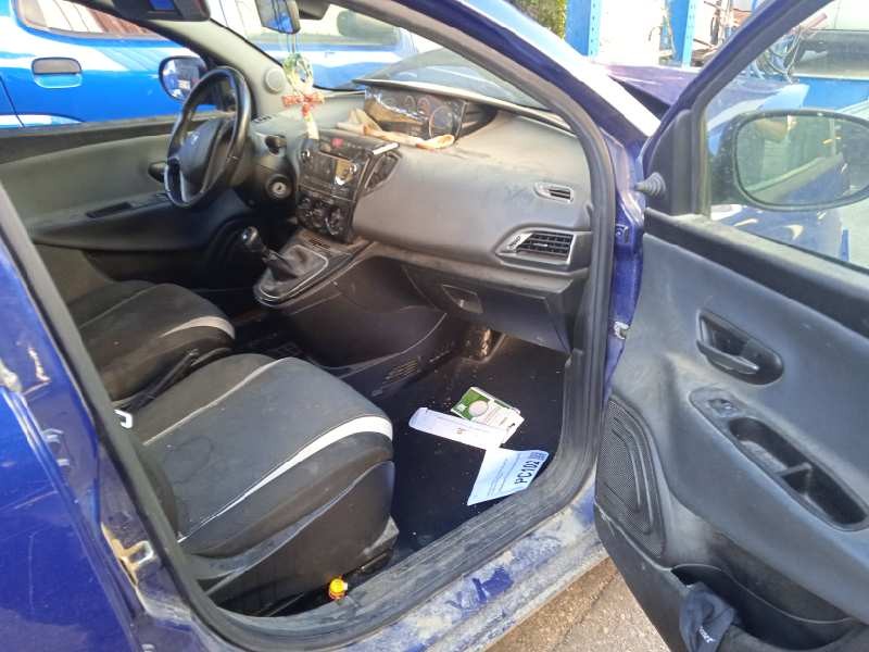 lancia ypsilon (402) del año 2015