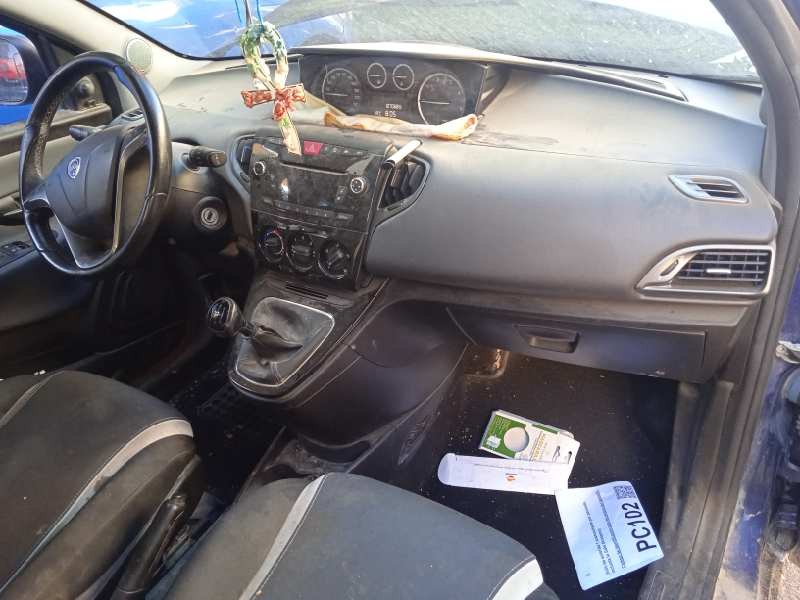 lancia ypsilon (402) del año 2015