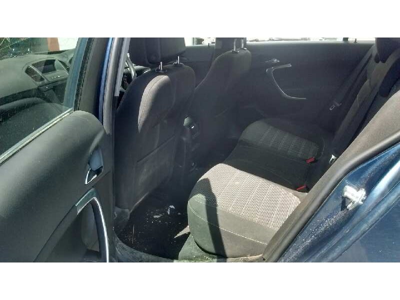 opel insignia berlina del año 2010