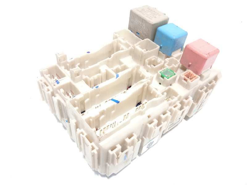 Recambio de caja reles / fusibles para toyota prius (nhw20) basis referencia OEM IAM 8273047290  