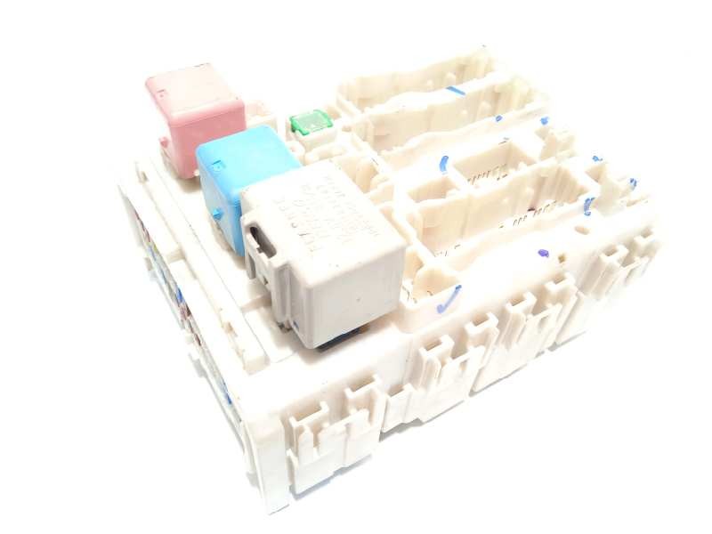 Recambio de caja reles / fusibles para toyota prius (nhw20) basis referencia OEM IAM 8273047290  
