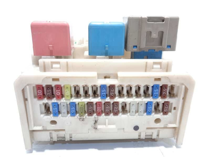 Recambio de caja reles / fusibles para toyota prius (nhw20) basis referencia OEM IAM 8273047290  