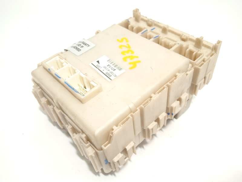 Recambio de caja reles / fusibles para toyota prius (nhw20) basis referencia OEM IAM 8273047290  