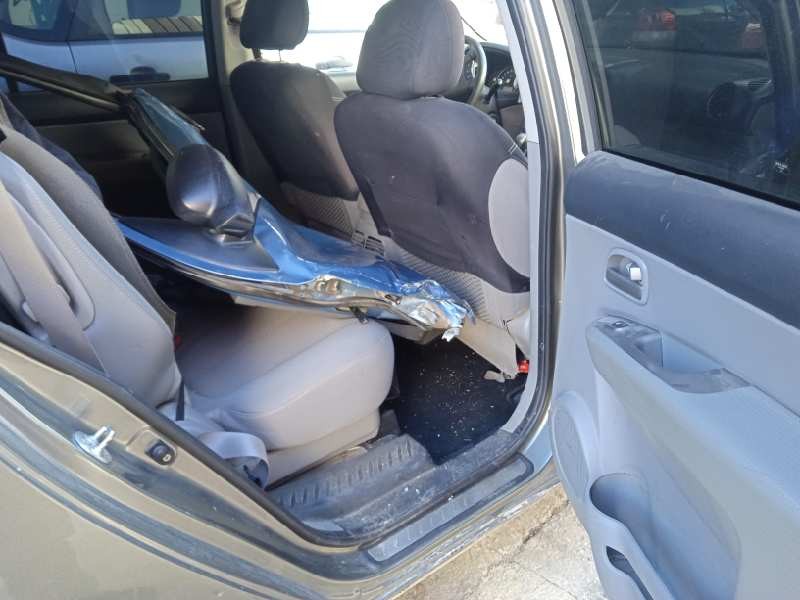 kia carens (un) del año 2010