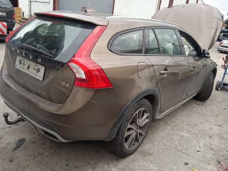 volvo v60 kombi cross country del año 2015