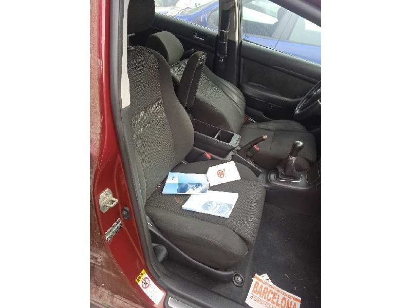 toyota avensis berlina (t25) del año 2003