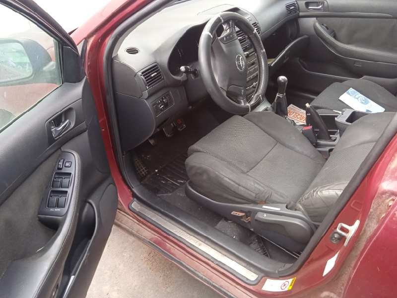 toyota avensis berlina (t25) del año 2003