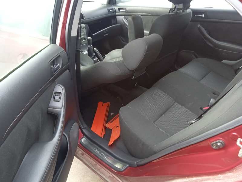 toyota avensis berlina (t25) del año 2003