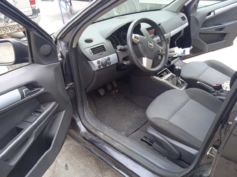 opel astra h berlina del año 2004