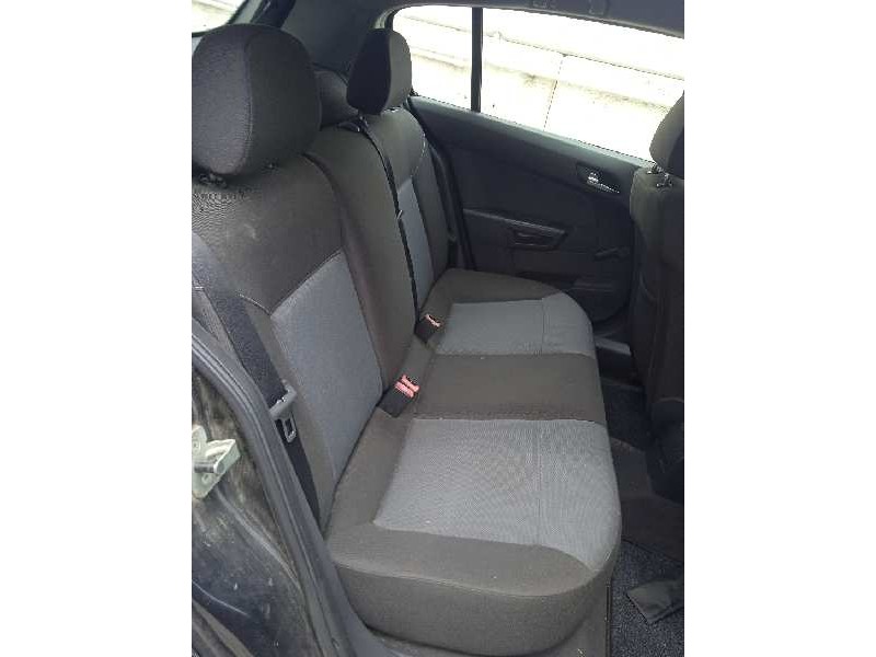 opel astra h berlina del año 2004