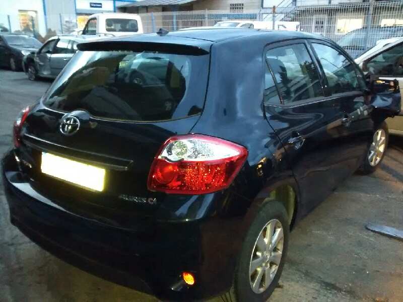 toyota auris del año 2012