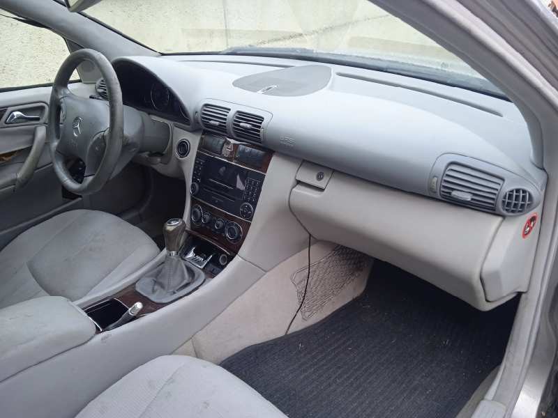 mercedes-benz clase c (w203) berlina del año 2004