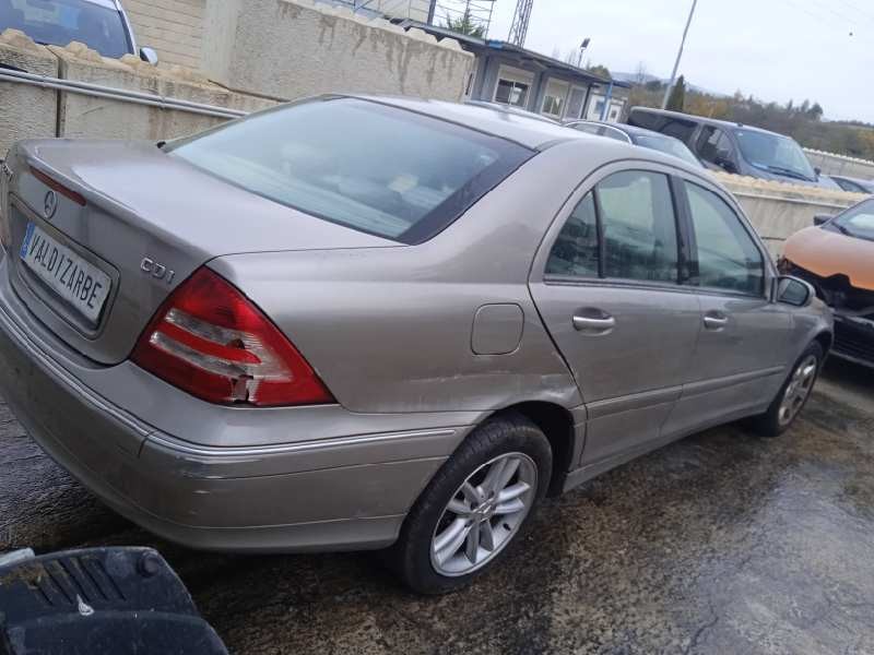 mercedes-benz clase c (w203) berlina del año 2004