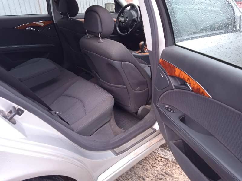 mercedes-benz clase e (w211) berlina del año 2004