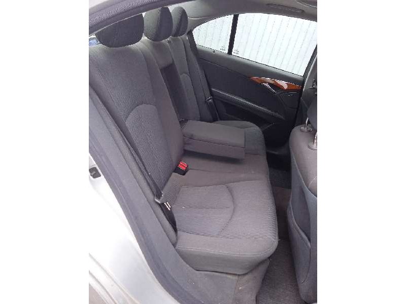 mercedes-benz clase e (w211) berlina del año 2004