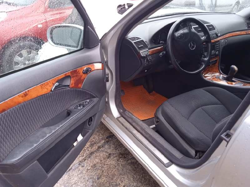 mercedes-benz clase e (w211) berlina del año 2004