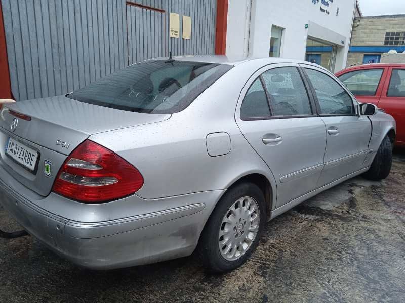 mercedes-benz clase e (w211) berlina del año 2004