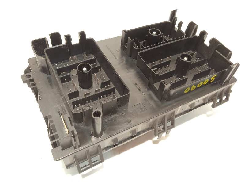 Recambio de caja reles / fusibles para opel astra j lim. 1.7 16v cdti referencia OEM IAM 13318784  