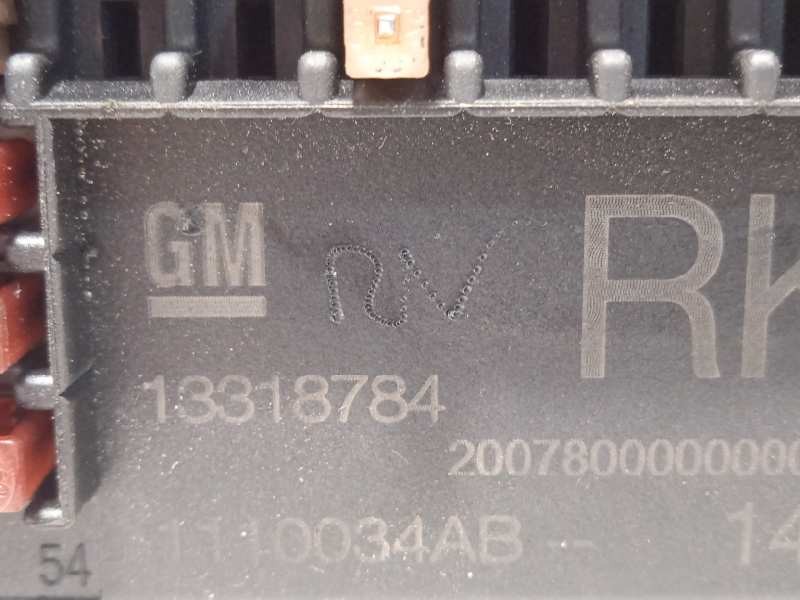 Recambio de caja reles / fusibles para opel astra j lim. 1.7 16v cdti referencia OEM IAM 13318784  