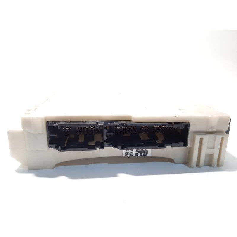 Recambio de caja reles / fusibles para toyota rav4 referencia OEM IAM 8273042890  