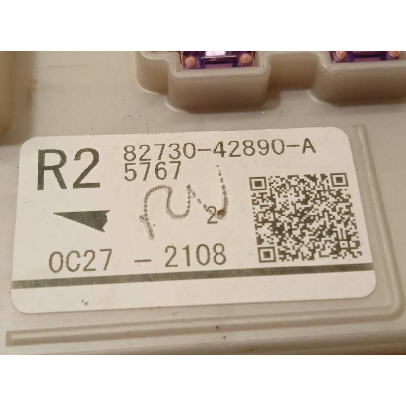 Recambio de caja reles / fusibles para toyota rav4 referencia OEM IAM 8273042890  