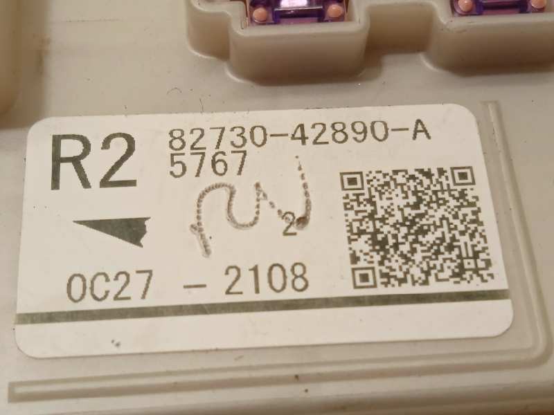 Recambio de caja reles / fusibles para toyota rav4 referencia OEM IAM 8273042890  