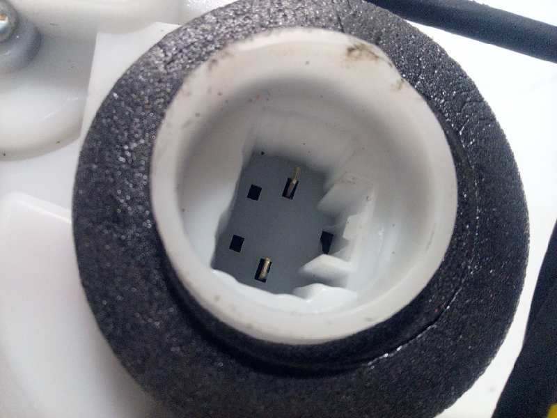 Recambio de cerradura puerta trasera derecha para toyota yaris 1.3 16v cat referencia OEM IAM 690500D310  