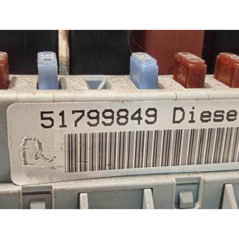 Recambio de caja reles / fusibles para fiat linea (110) dynamic referencia OEM IAM 51799849  