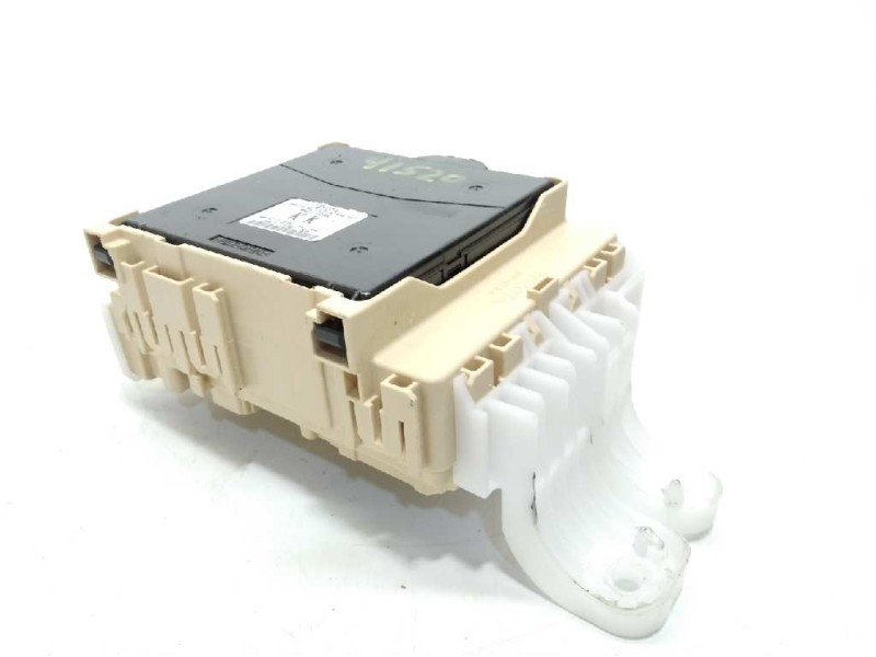 Recambio de caja reles / fusibles para toyota auris 1.8 16v (híbrido) referencia OEM IAM 8273012X81  