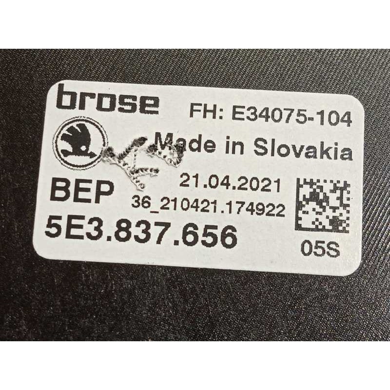 Recambio de elevalunas delantero derecho para skoda octavia lim. (nx3) 2.0 tdi referencia OEM IAM 5E3837656  5Q0959802C