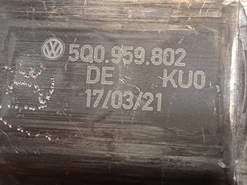 Recambio de elevalunas trasero derecho para skoda octavia lim. (nx3) 2.0 tdi referencia OEM IAM 5E3839656  5Q0959802