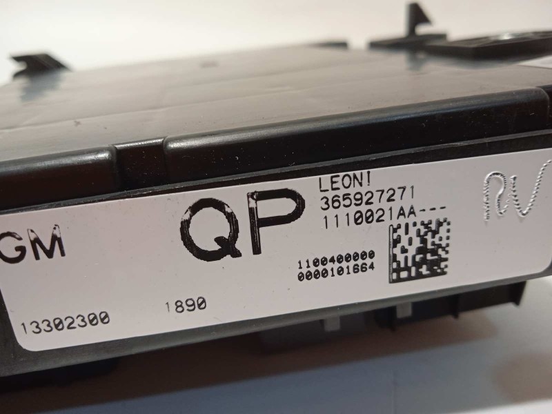 Recambio de caja reles / fusibles para opel astra j lim. sport referencia OEM IAM 13302300  13343950