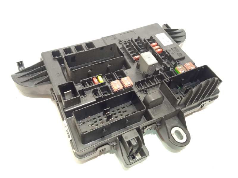 Recambio de caja reles / fusibles para opel insignia sports tourer 2.0 cdti referencia OEM IAM 22737765  