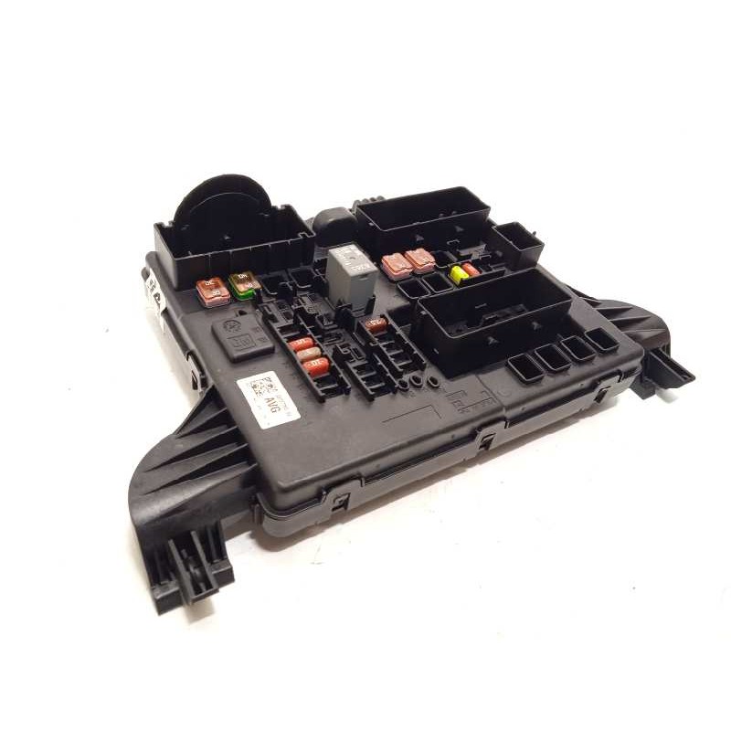 Recambio de caja reles / fusibles para opel insignia sports tourer 2.0 cdti referencia OEM IAM 22737765  