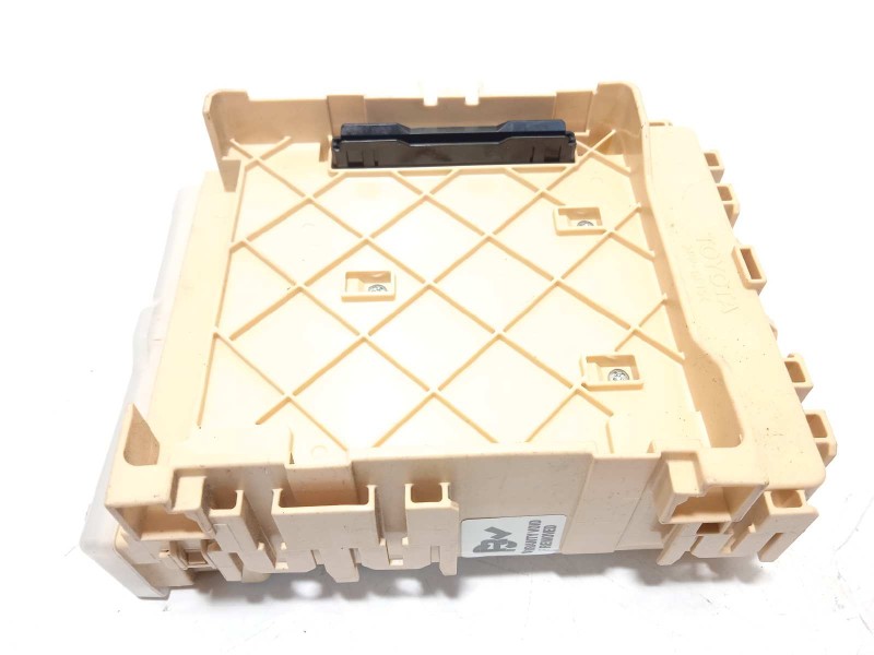 Recambio de caja reles / fusibles para toyota auris 1.8 16v (híbrido) referencia OEM IAM 8273012X80A  