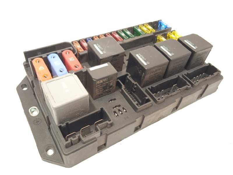 CAJA RELES / FUSIBLES YQE500370 