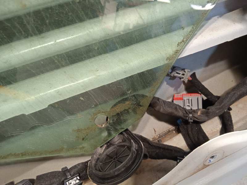 Recambio de puerta trasera izquierda para volvo v40 2.0 cat referencia OEM IAM 32321999  31278442