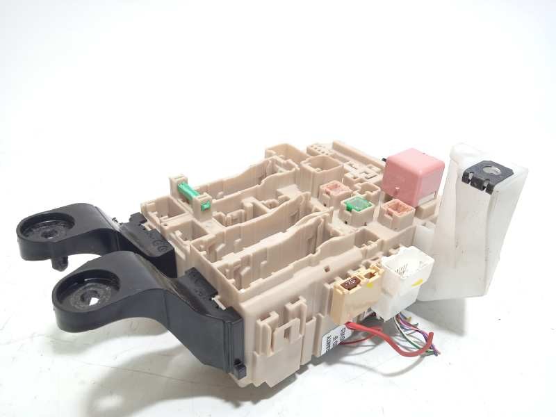 Recambio de caja reles / fusibles para toyota avensis touring sports advance referencia OEM IAM 8273005J60  480115J29