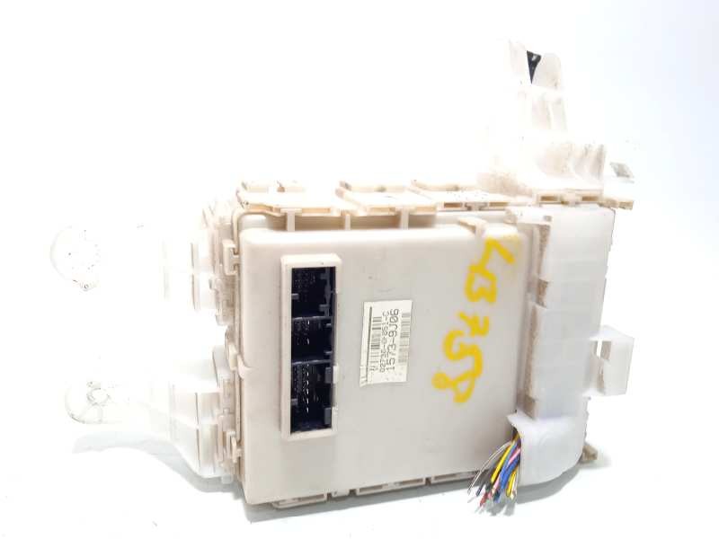 Recambio de caja reles / fusibles para toyota verso active referencia OEM IAM 827300F051C  827300F051
