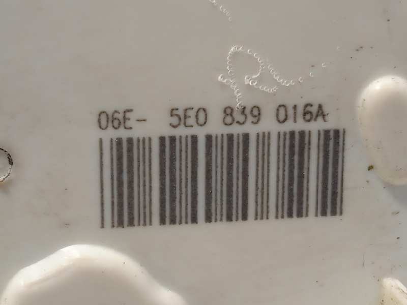 Recambio de cerradura puerta trasera derecha para skoda octavia combi (5e5) 2.0 tdi referencia OEM IAM 5E0839016A  